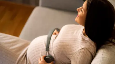 حامل تسمع جنينها موسيقى (تعبيرية)