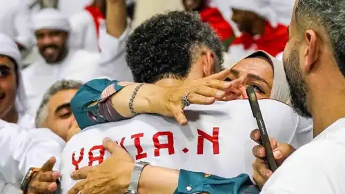 يحيى نادر نجم منتخب الإمارات يحضن والدته بعد الفوز على عمان