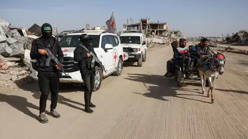 عناصر من حركة حماس قرب مركبات للصليب الأحمر في غزة