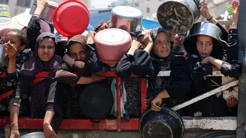 غزيون ينتظرون الحصول على الغذاء في غزة