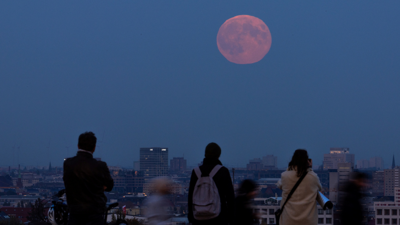 القمر العملاق يظهر في ألمانيا