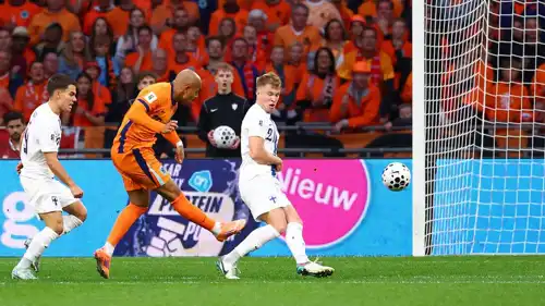 مباراة هولندا ضد فنلندا في تصفيات كأس العالم