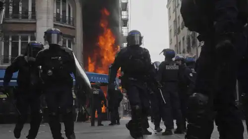 الشرطة الفرنسية خلال مواجهة أعمال العنف في باريس