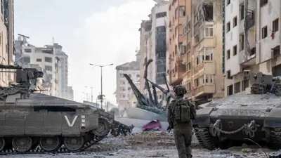 جندي إسرائيلي وآليات عسكرية في غزة