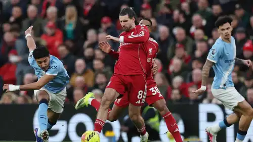 عمر مرموش في مباراة مانشستر سيتي وليفربول