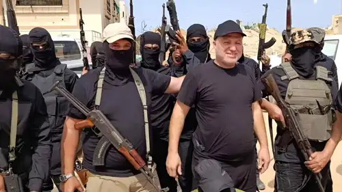 حسام الأسطل بين مسلحي ميليشيته جنوب قطاع غزة