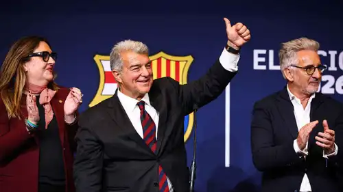 خوان لابورتا يحتفل بفوزه في انتخابات برشلونة