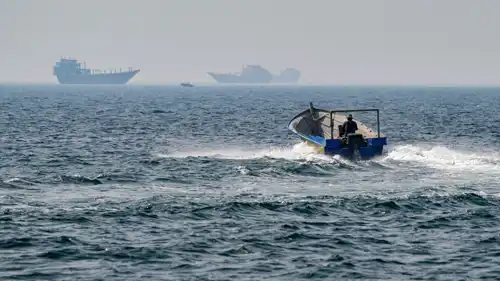 سفن تجارية تبحر في مضيق هرمز