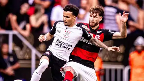 كايو سيزار بقميص كورينثيانز