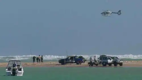 فرق الإنقاذ قرب موقع تحطم الطائرة الخفيفة