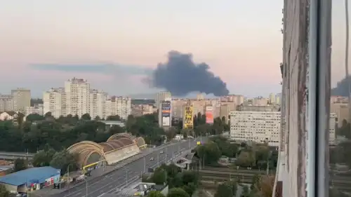 الدخان يتصاعد من المبنى المستهدف