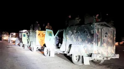 قوات سورية تستقل مركبات عسكرية أثناء توجهها إلى اللاذقية