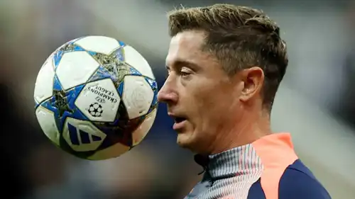 روبرت ليفاندوفسكي نجم برشلونة الإسباني