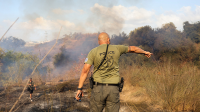 شرطي إسرائيلي بالقرب من مكان سقوط الصاروخ