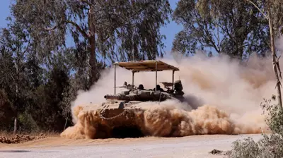 دبابة إسرائيلية قرب حدود قطاع غزة