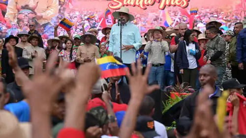 الرئيس الفنزويلي نيكولاس مادورو وسط مناصريه