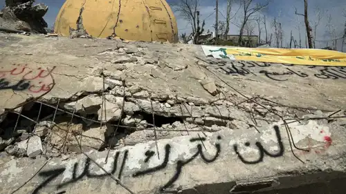 شعار لحزب الله على أحد الجوامع المدمرة بجنوب لبنان