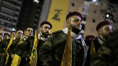 عناصر من حزب الله في استعراض عسكري