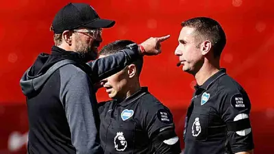 الحكم ديفيد كوت مع المدرب يورغن كلوب