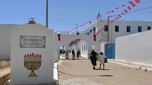 مصلون يهود يتجهون إلى كنيس الغريبة في جربة