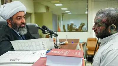 أمير تتلو خلال جلسة محاكمة