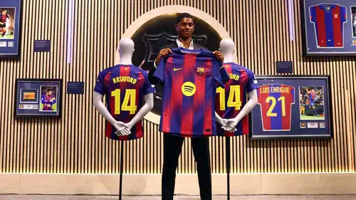 راشفورد يحمل قميصه في برشلونة