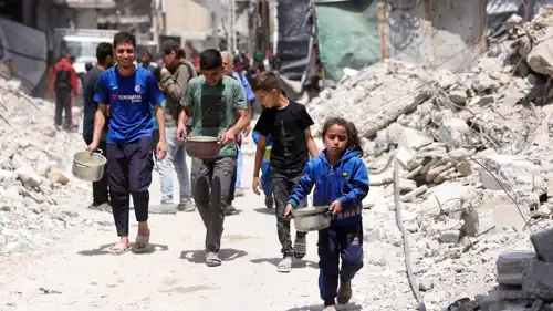 أطفال يحصلون على الغذاء في غزة