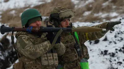 جنديان أوكرانيان