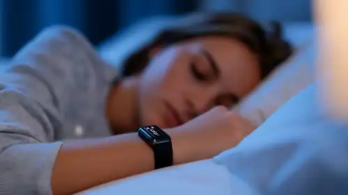 فتاة تنام وبيدها ساعة ذكية