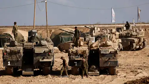 جنود إسرائيليون يعتلون دباباتهم في قطاع غزة