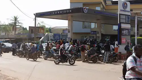 طابور للحصول على البنزين في محطة وقود بباماكو