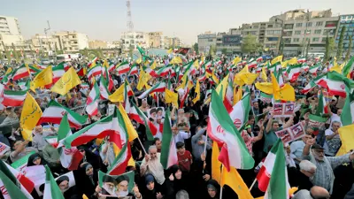 إيرانيون يحتفلون بعد وقف إطلاق النار