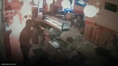 فيديو صادم.. رجل يحرق مقهى بـ "البنزين" فقط لأن "المايونيز نفد"
