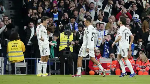 أردا غولر مع لاعبي ريال مدريد