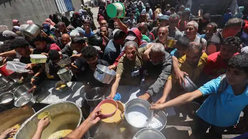 غزيون يحتشدون للحصول على طعام