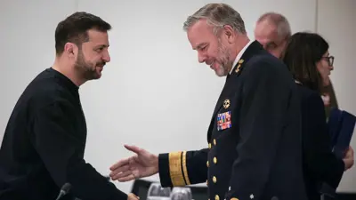 زيلينسكي مع رئيس اللجنة العسكرية لحلف الناتو