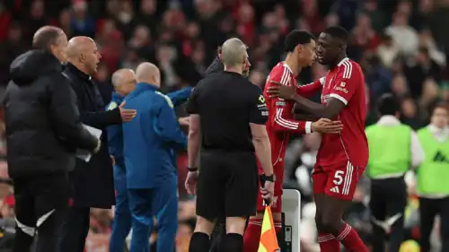 أرني سلوت مع لاعبي ليفربول