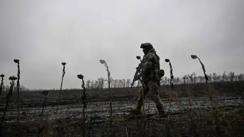 جندي أوكراني يقوم بدورية بالقرب من بلدة بوكروفسك