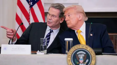 بيسنت إلى جوار ترامب