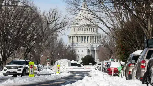 ثلوج تغطي شارعًا قرب مبنى الكابيتول الأمريكي