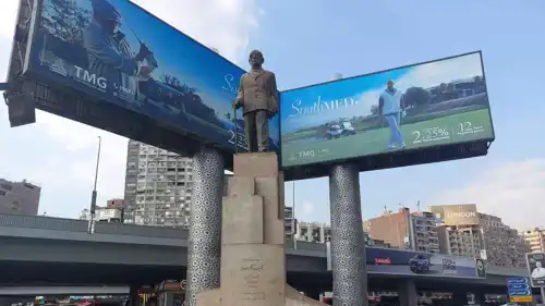 تمثال نجيب محفوظ في القاهرة 