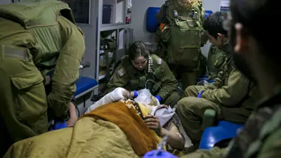 لقطة سابقة لجنود إسرائيليين داخل مركبة إسعاف