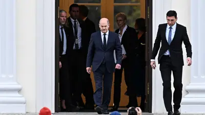 أولاف شولتس أثناء خروجه من البرلمان الألماني