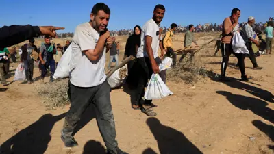 سكان في غزة يحملون مساعدات