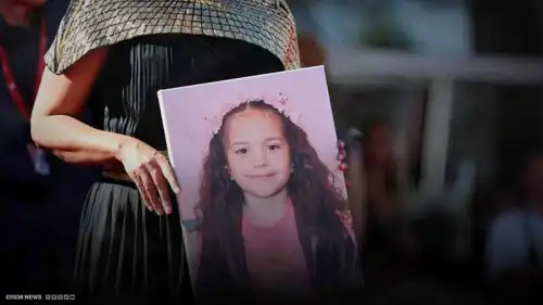 كوثر بن هنية تحمل صورة هند رجب