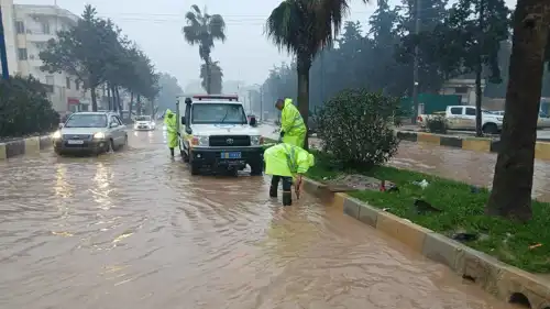 الدفاع المدني يحاول مساعدة المواطنين 