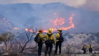 رجال الإطفاء يعملون أثناء اشتعال حريق هيوز في بحيرة كاستايك، كاليفورنيا، الولايات المتحدة