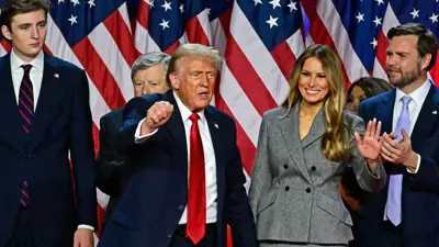 دونالد ترامب وزوجته ميلانيا ونائبه فانس