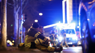 رجال دفاع مدني بالقرب من مكان الحادثة