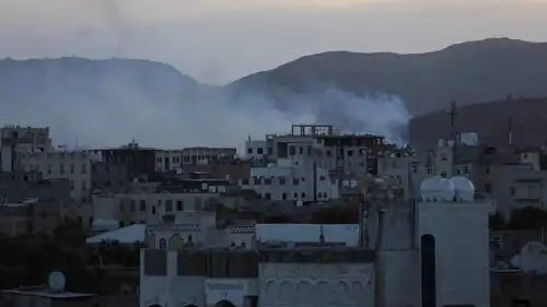 دخان يتصاعد إثر غارة جوية سابقة على اليمن